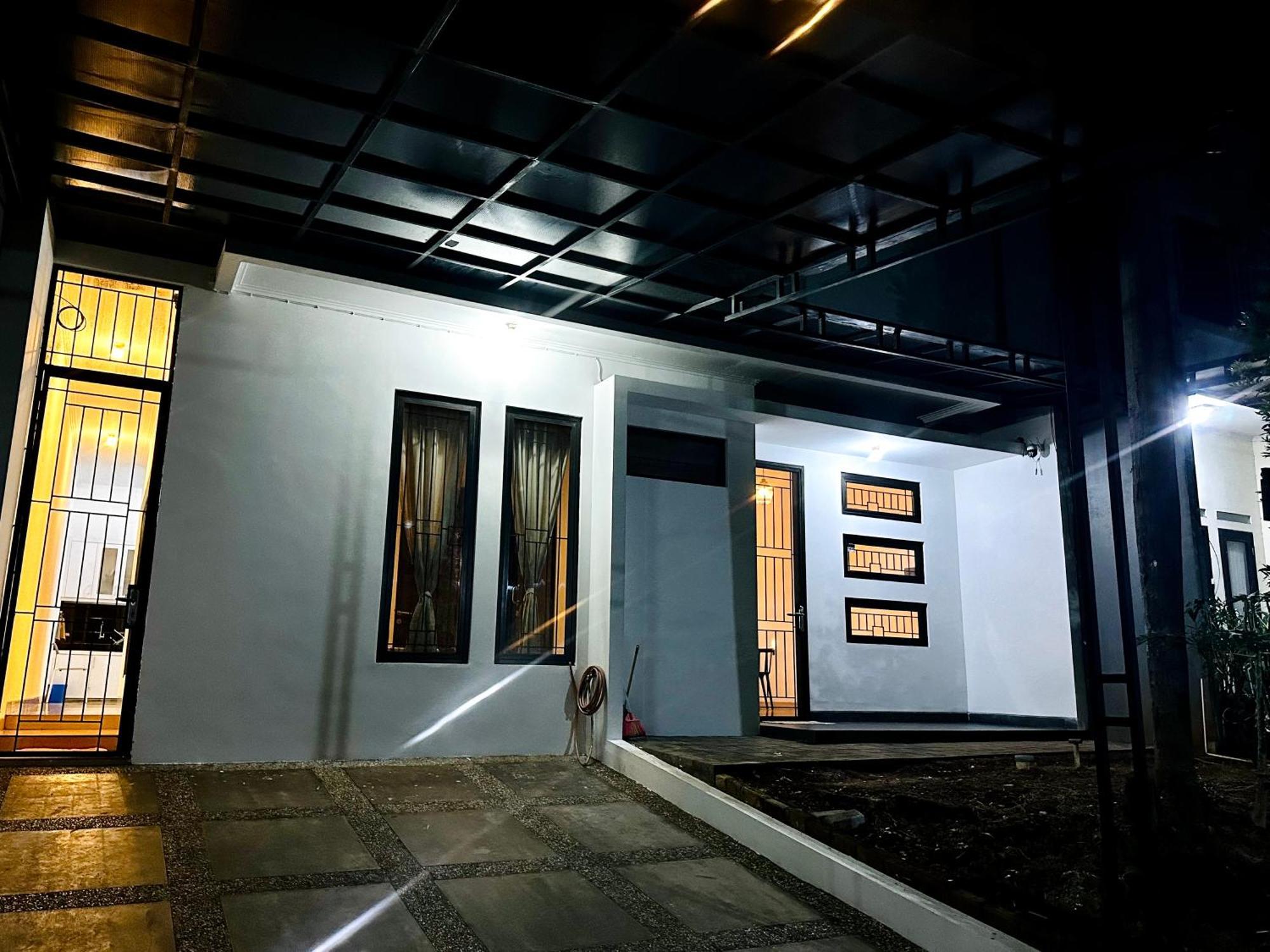 4-Bedroom Home In South Jakarta Nuansa Swadarma Residence By Le Ciel Hospitality Εξωτερικό φωτογραφία