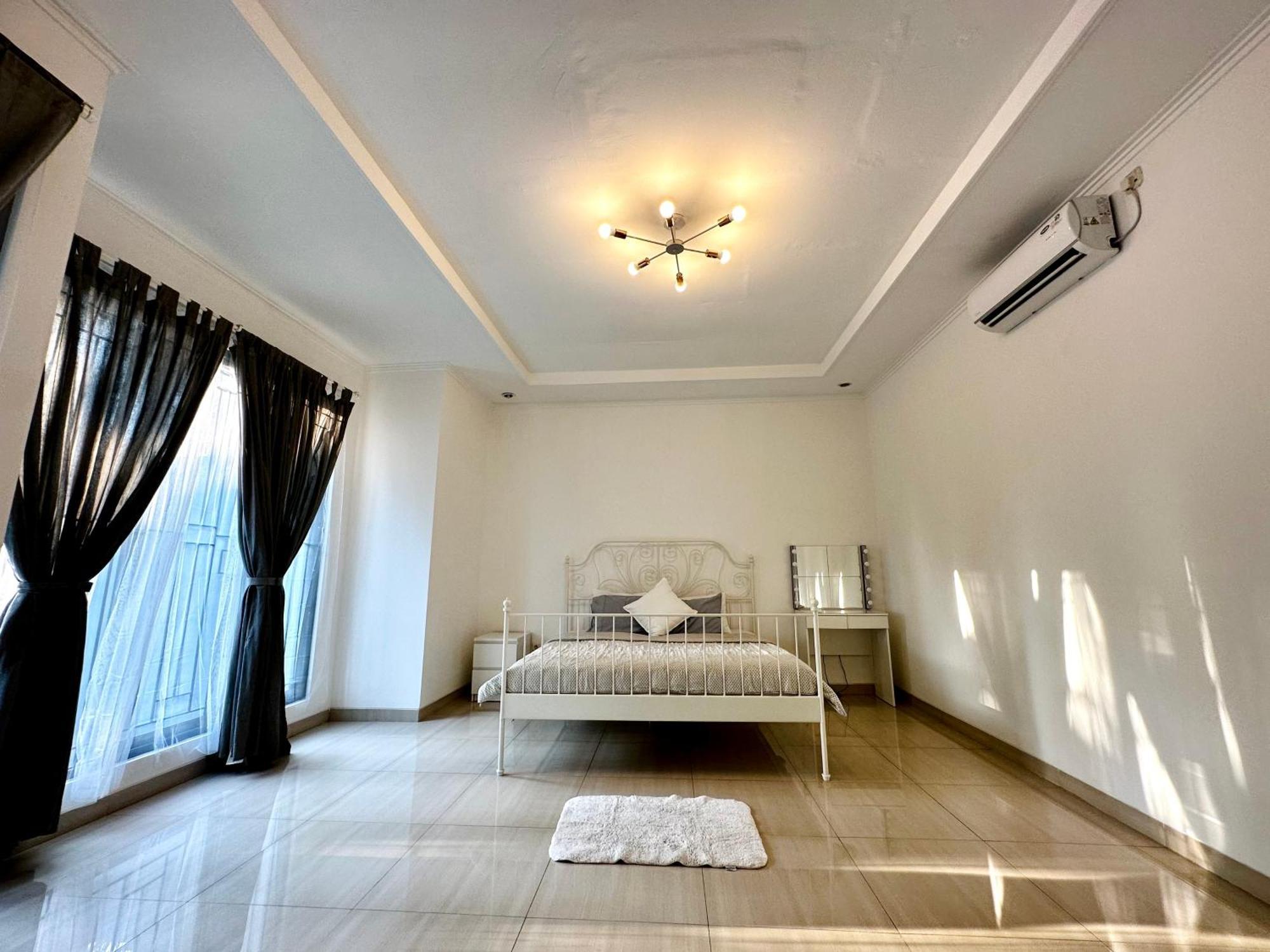 4-Bedroom Home In South Jakarta Nuansa Swadarma Residence By Le Ciel Hospitality Εξωτερικό φωτογραφία