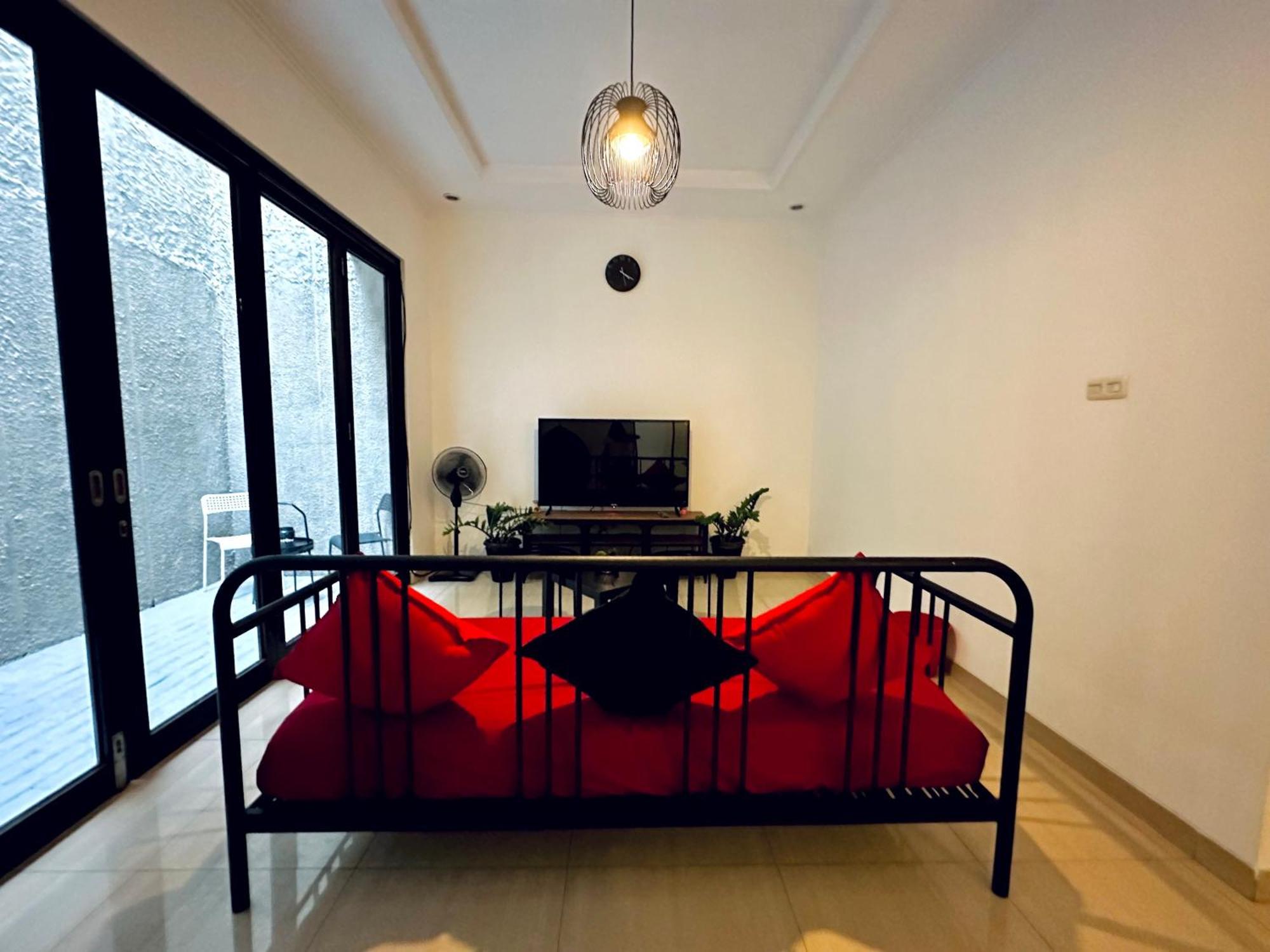 4-Bedroom Home In South Jakarta Nuansa Swadarma Residence By Le Ciel Hospitality Εξωτερικό φωτογραφία